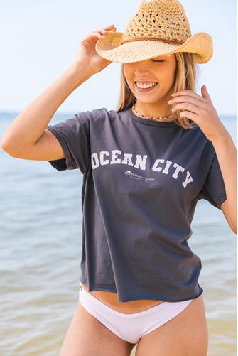 Ocean City Graphic Cropped T-Shirt CHARCOAL