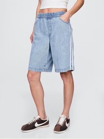 GAP - 11" Mid Rise UltraSoft Easy Longline Denim Shorts LIGHT INDIGO 1
