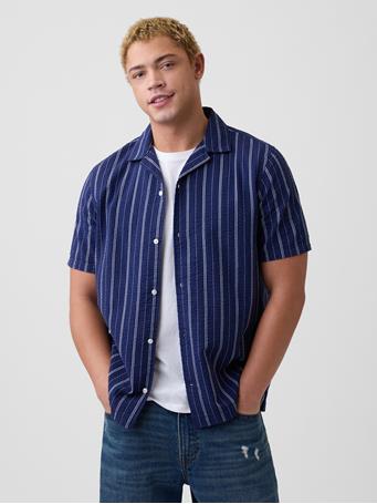 GAP - Seersucker Vacay Shirt in Standard Fit NAVY WHITE STRIPE