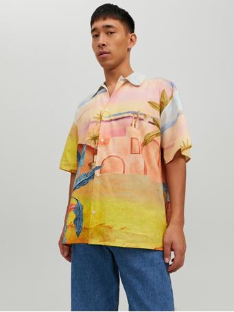JACK & JONES - Landscape Wide Fit Short Sleeve Shirt  PEACHSKIN