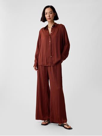 GAP - Pleated Satin Boyfriend Shirt SMOKED PAPRIKA 19-1429