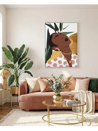 TOWNHOUSE - Lady Posing In Front Of Palm Leaf BEIGE