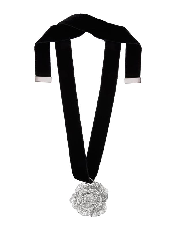 Shop Oscar De La Renta Gardenia Pendant Velvet Necklace In Silver